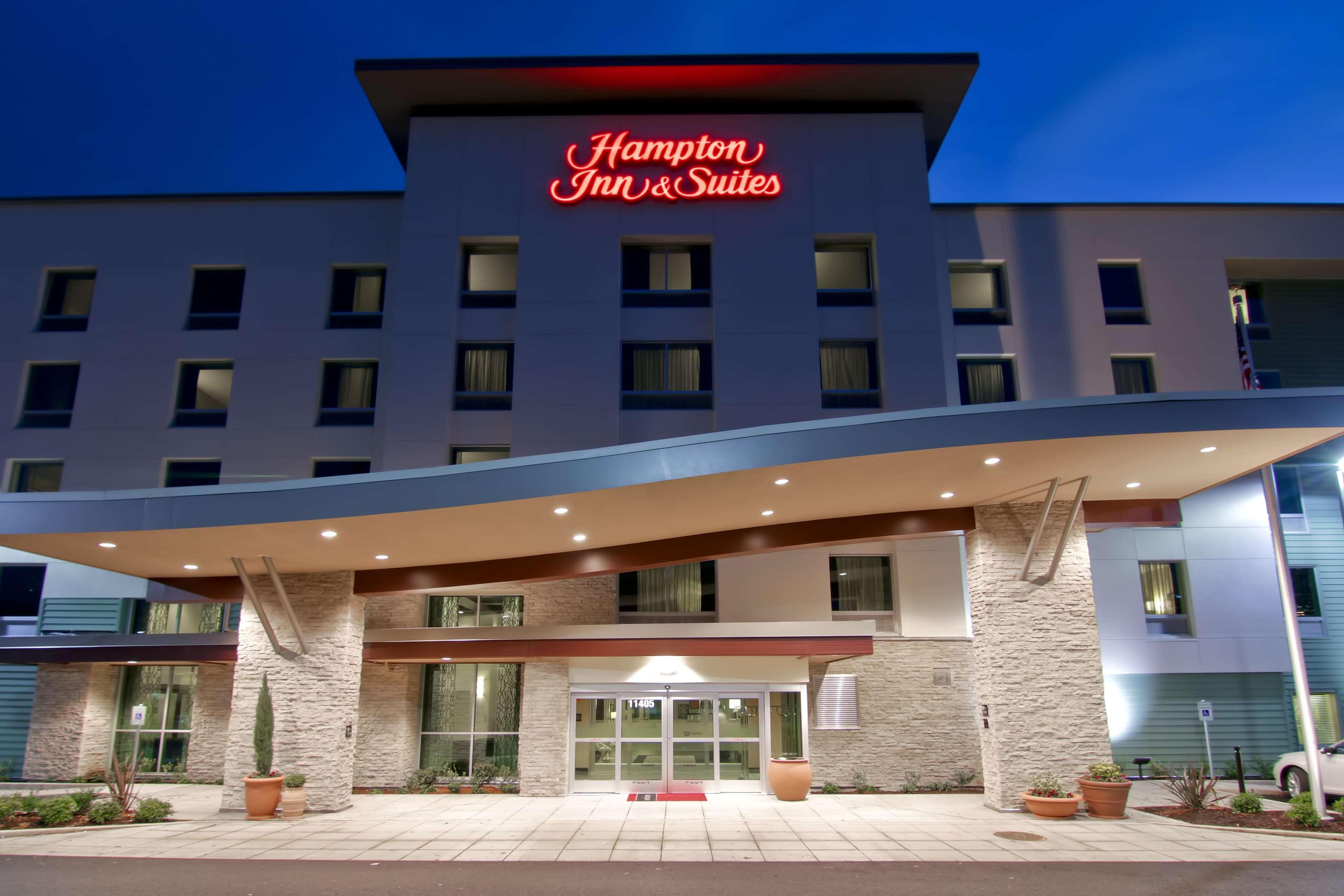 Hampton Inn & Suites Bellevue Downtown/Seattle Exterior photo